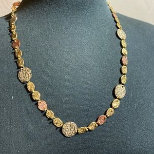 Beautiful necklace with silver, gold and rose colors.